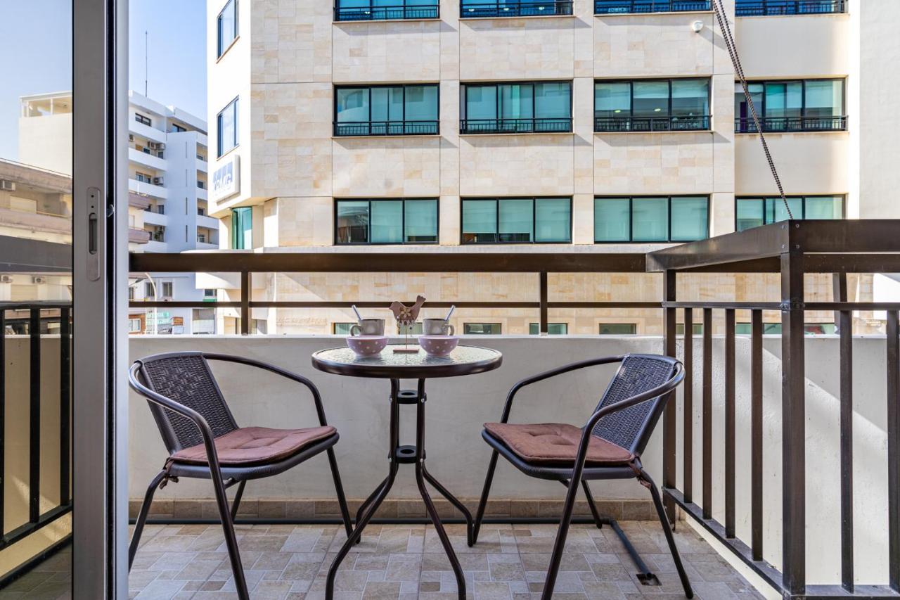 Berries 1-Br Apt In Larnaka Exterior foto